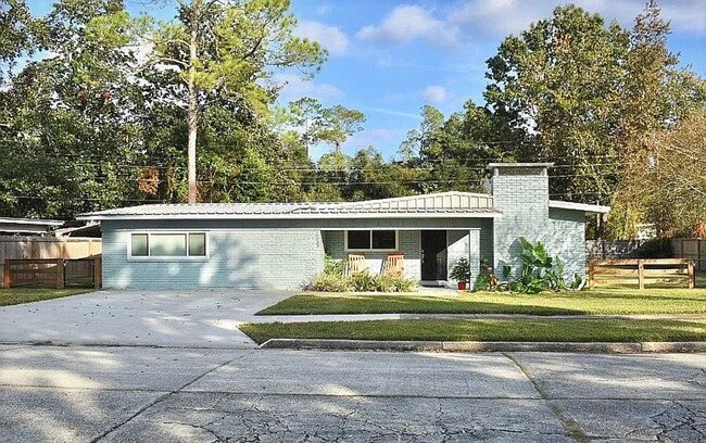 Building Photo - Modern Comfort Meets Classic Charm – Spacious Alachua Rental