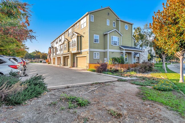 Building Photo - 581 Bridgeport Terrace