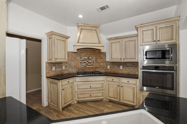 Building Photo - Stunning with 4 bedrooms in City View!
