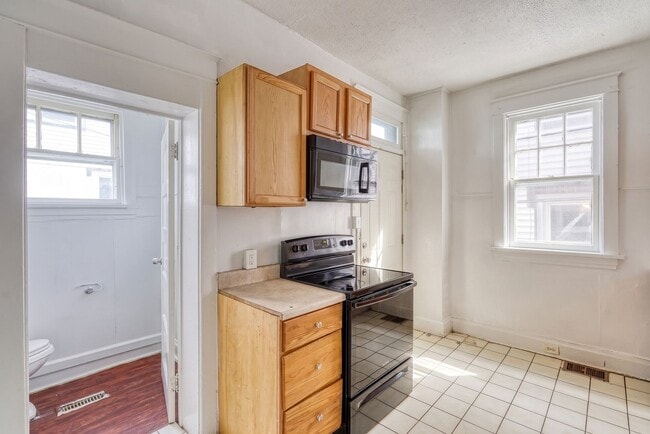 Building Photo - Spacious 3 Bedroom, 1.5 Bathroom with large Porch and Backyard