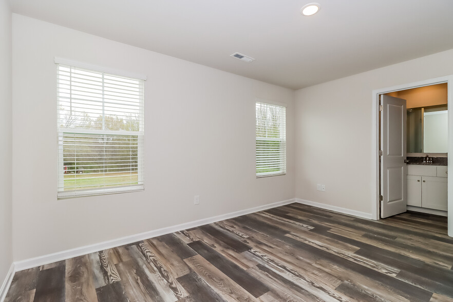Building Photo - 104 Dogwood Village Trl