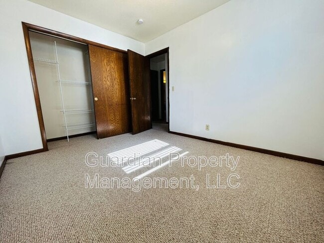 Building Photo - 1135 N College Dr