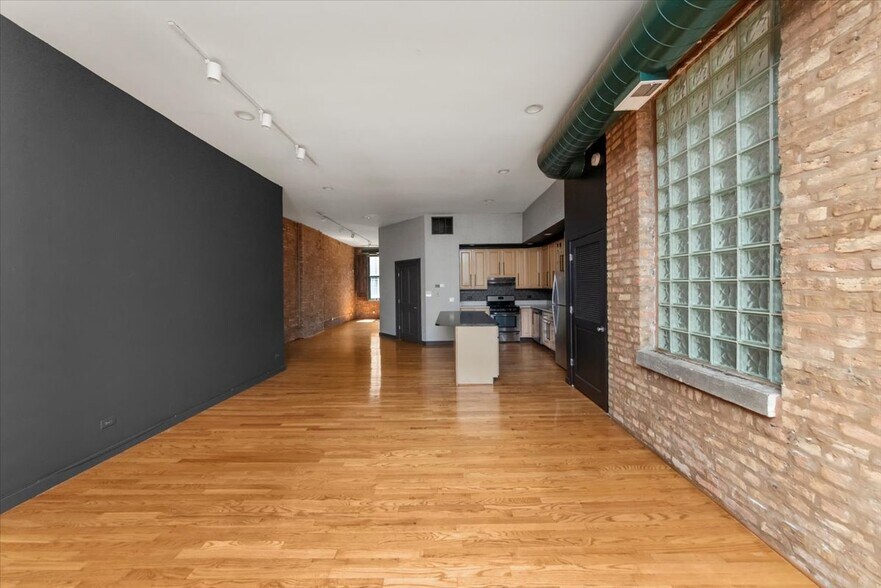 Building Photo - 1470 N Milwaukee Ave
