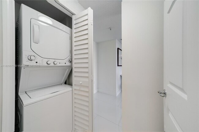 Building Photo - 3500 Coral Wy
