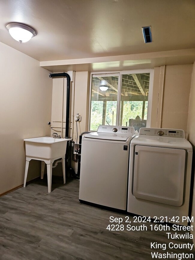 Building Photo - Tukwila/SeaTac daylight rambler - large home for rent - 4 bedrooms 2 bathrooms with 2 kitchens - ...