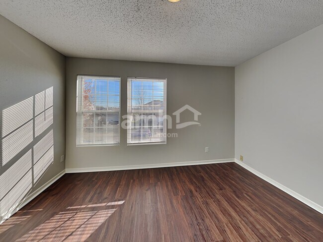 Building Photo - 1344 Ellington Dr
