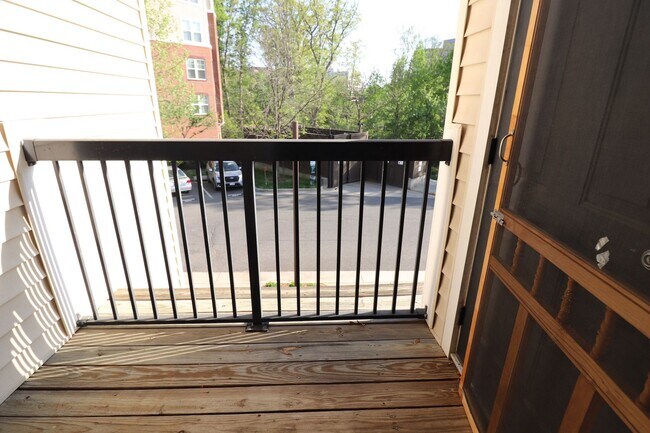 Building Photo - Rare 2BR 2BA 2 Level Condo With Garage