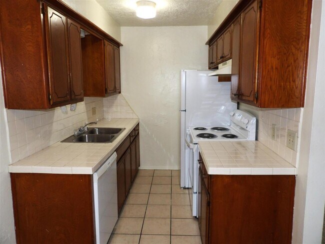 Building Photo - 6405 NW Oak Ave