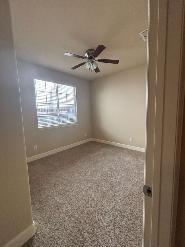 Building Photo - Woodlake Village Gated: 3 Bedroom, 2 Bathr...