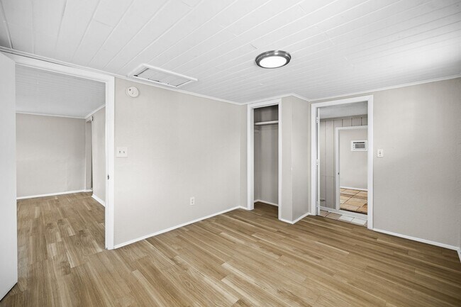 Building Photo - 619-629 Woodlawn St