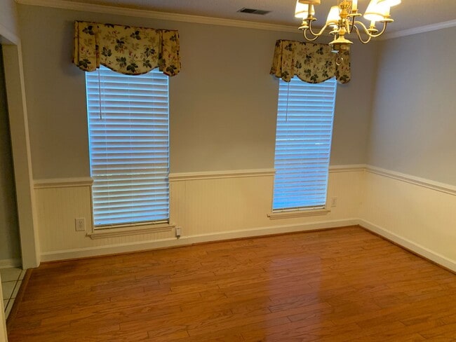 Building Photo - Lovely 3BR home in Raintree with fenced in...