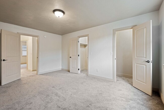 Building Photo - DARLING - 2 Bed 1.5 Bath Townhome in the M...