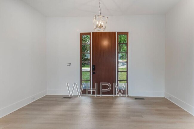 Building Photo - 541 Skyview Dr