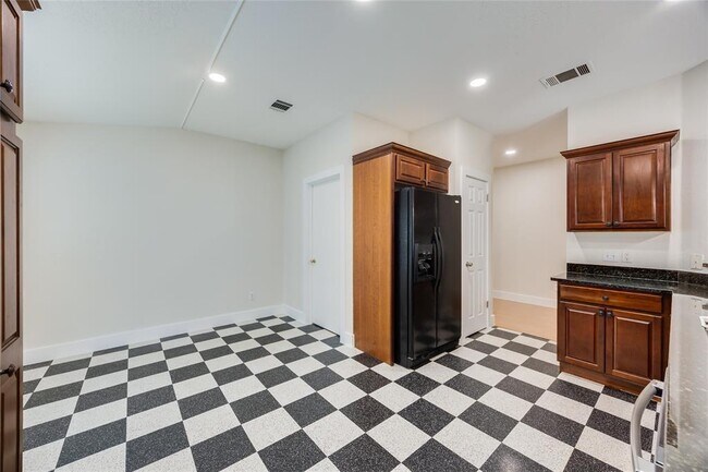 Building Photo - 1207 Hughmont Dr