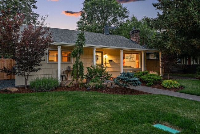 Building Photo - Charming Downtown Home!