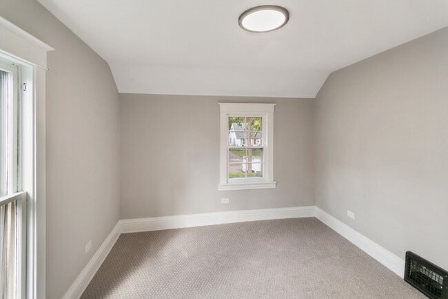 Building Photo - 1525 Burr Oak Rd