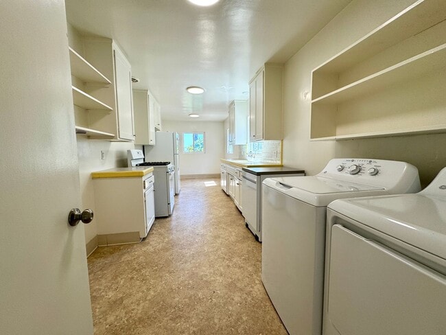 Building Photo - AVAILABLE NOW! BEAUTIFUL 3BD/1.5BA POINT LOMA HOME w/ GARAGE & LAUNDRY! SMALL PETS WELCOME!