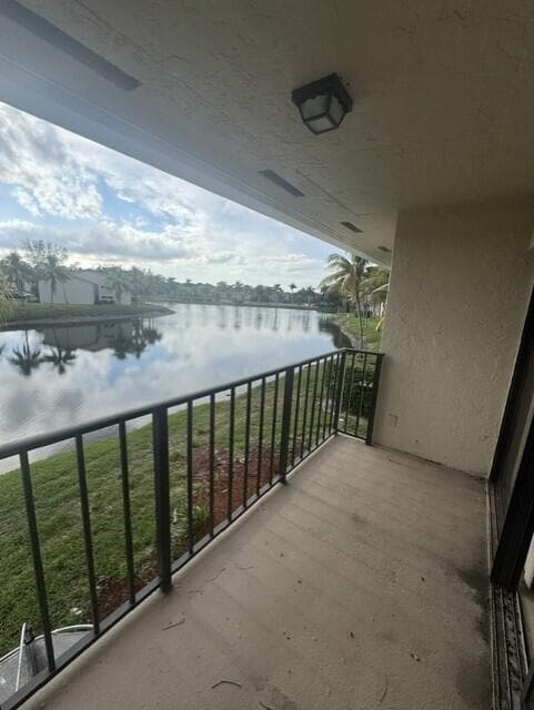 Building Photo - 1495 Lake Crystal Dr