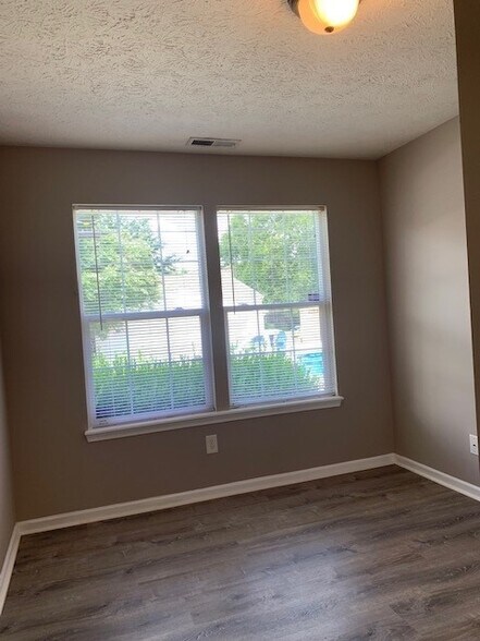 Building Photo - 806 W 43rd St