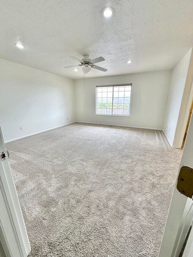 Building Photo - 4 bedrooms plus 2 additional areas. Price Reduced!!