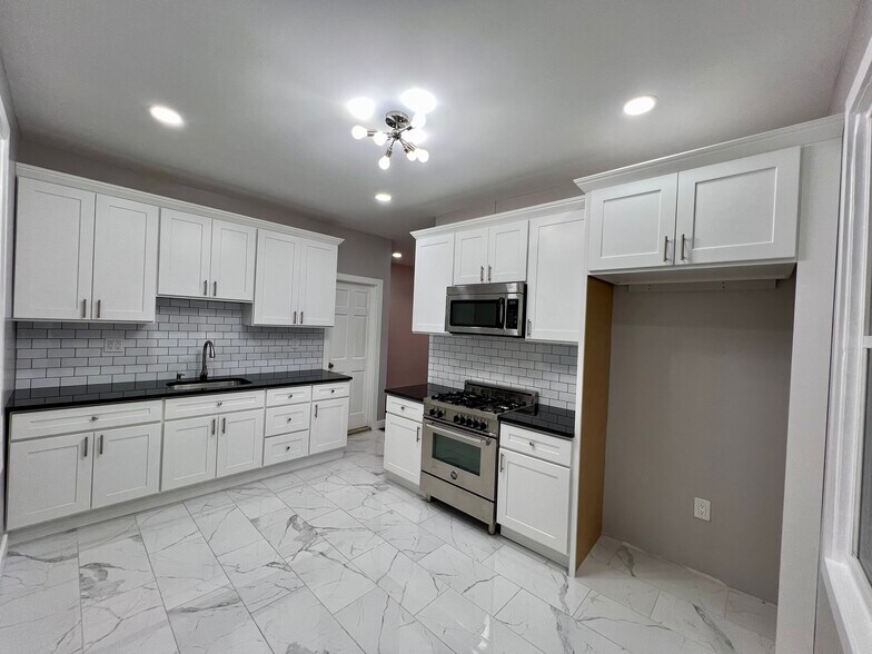 Modern Eat-in Kitchen - 83 W 11th St