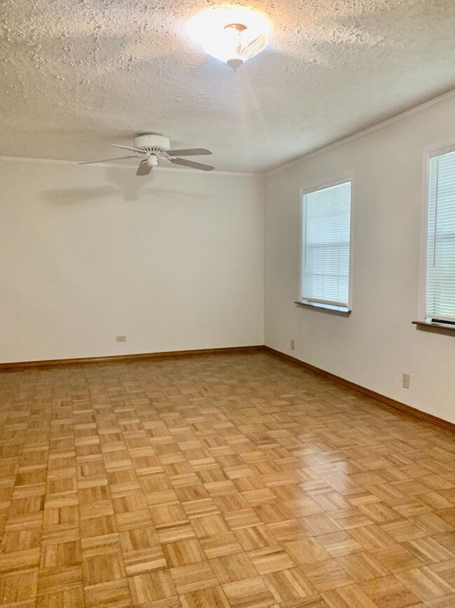 Building Photo - Spacious updated 3 bedroom, 2 bathroom hom...