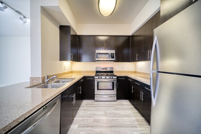 Upgraded Kitchen - Alon Roma Luxury Apartment Homes