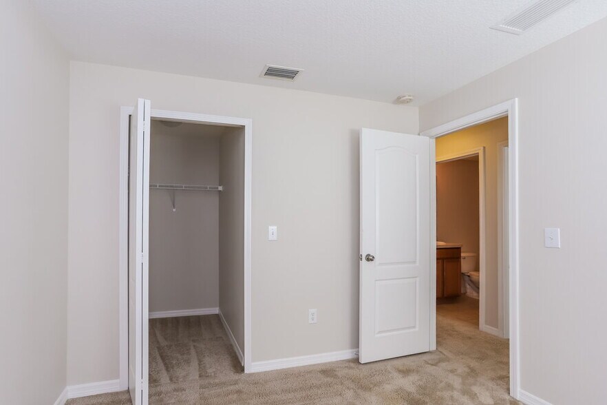 Building Photo - 15405 Quail Woods Pl