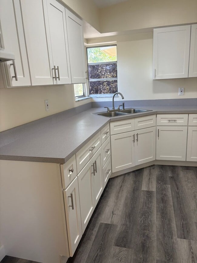 Building Photo - Totally Remodeled Deltona Beauty