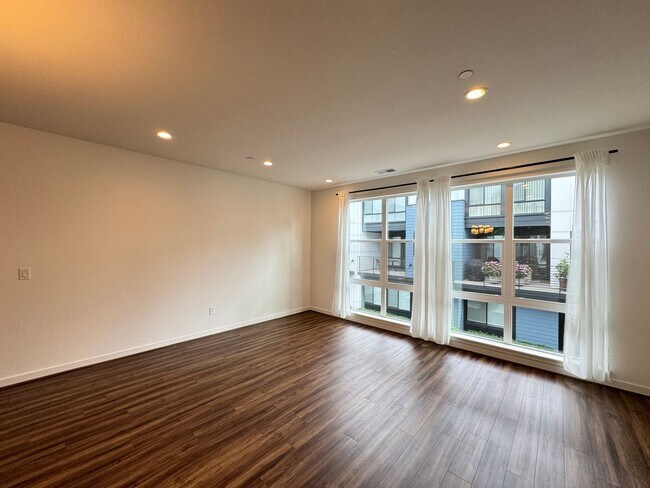 Building Photo - Luxury townhouse for rent