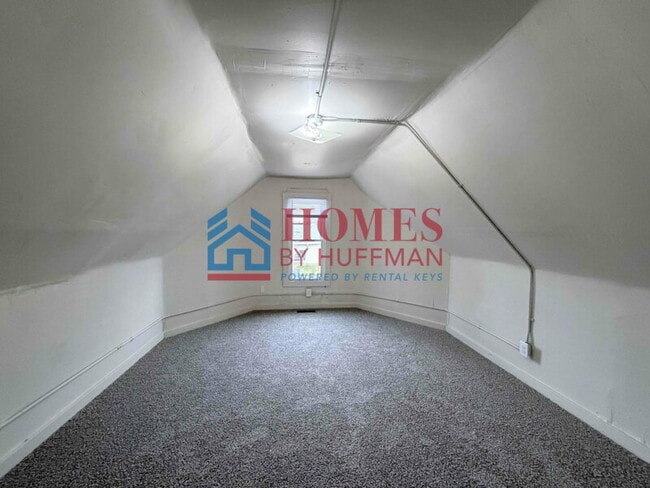 Building Photo - Two Bedroom Upstairs Unit