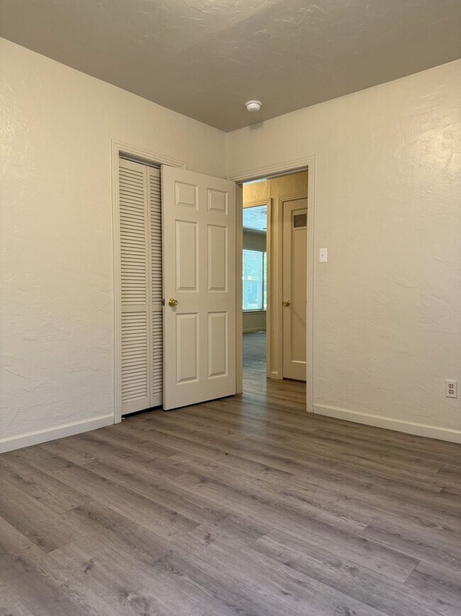 Building Photo - Charming and newly upgraded home. AVAILABL...