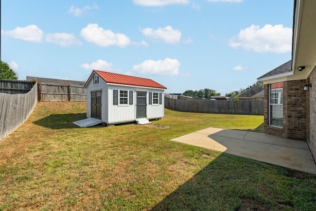 Building Photo - Recently renovated 3 bedroom, 2 bathroom h...