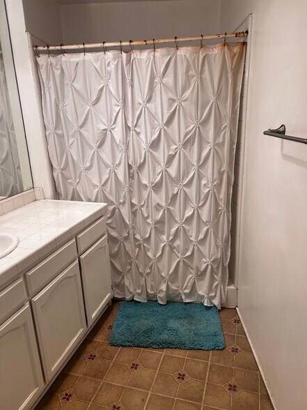 Building Photo - 5870 Green Valley Cir