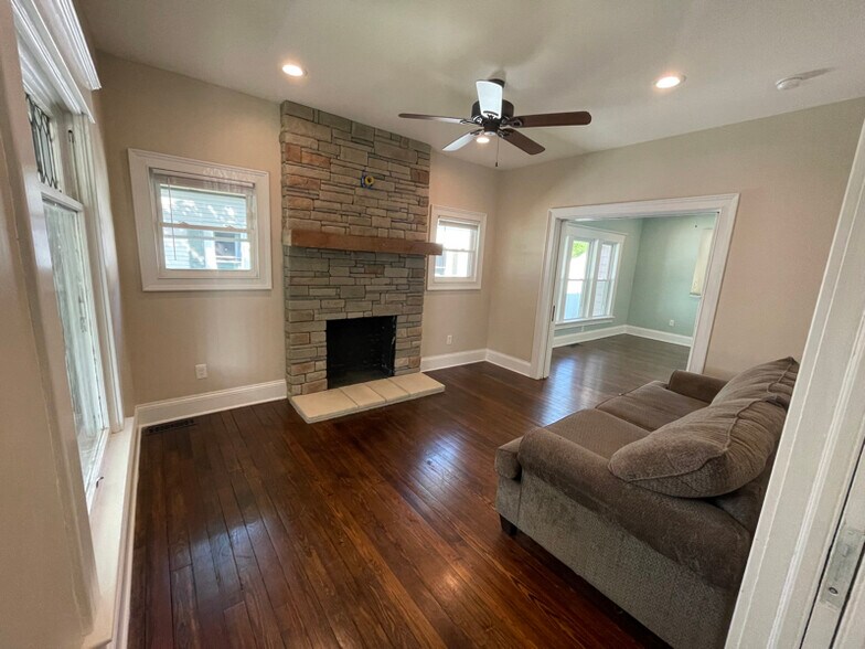 Building Photo - 324 E Center St