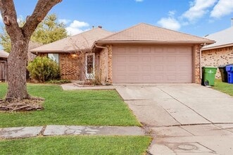 Building Photo - 2025 Lorient Dr