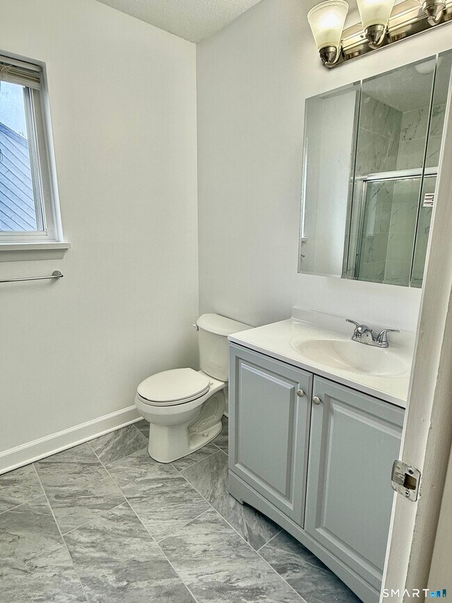 Building Photo - 267 W Cedar St