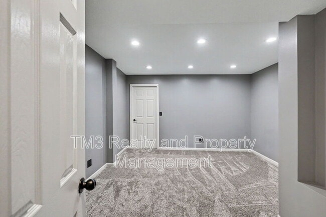 Building Photo - 5605 NE Coral Dr
