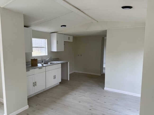 Building Photo - 103 Cauthen Lakeside Dr