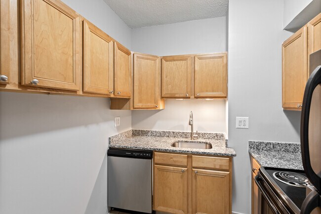 Building Photo - 4520 N Clarendon Ave