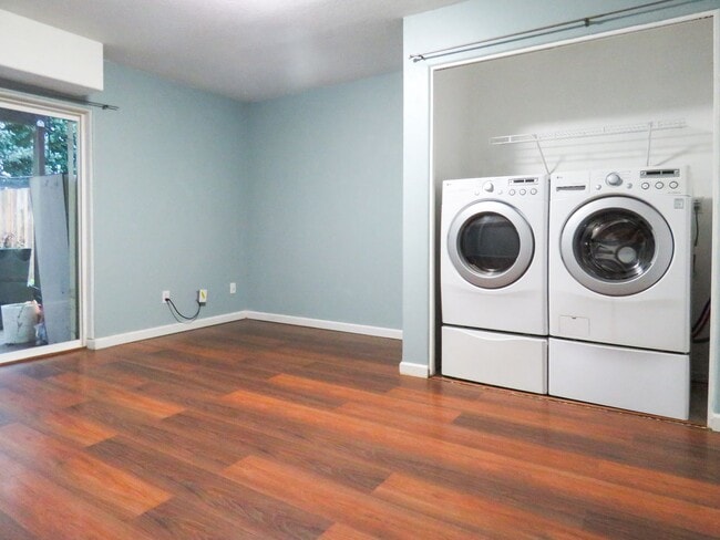 Building Photo - 2 Bedroom Plus Bonus Room - Tigard Townhom...