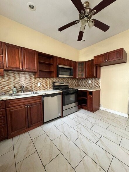 Building Photo - 522 N 58th St