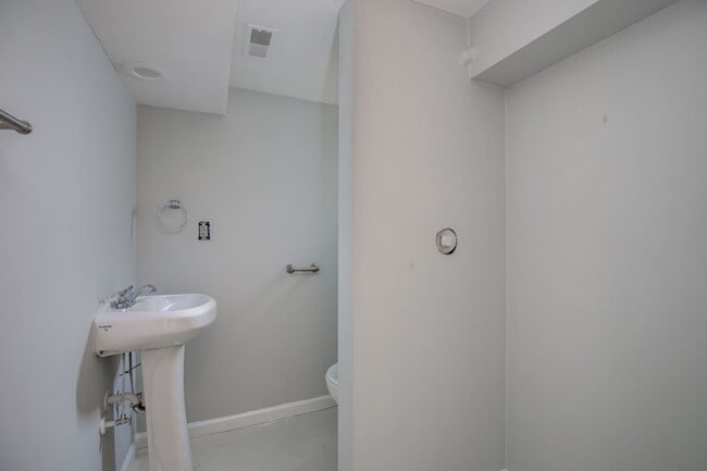 Building Photo - Adorable North Hampton House - Must See!