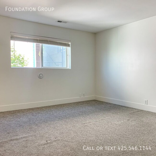 Building Photo - HUGE 2 bed, 2 bath apartment! 2 months FRE...