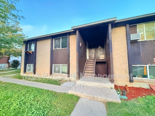 Building Photo - 2523 S Lakecrest Dr