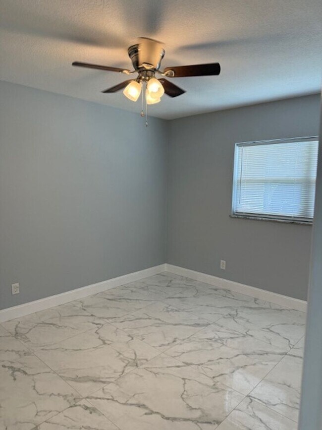 Building Photo - 2 Bed 1 Bath Duplex in Orlando for Rent