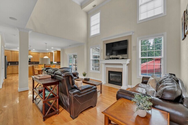 Building Photo - Beautiful brick home with a saltwater pool