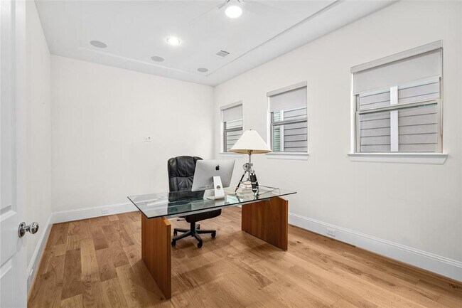 Building Photo - 113 E 26th St