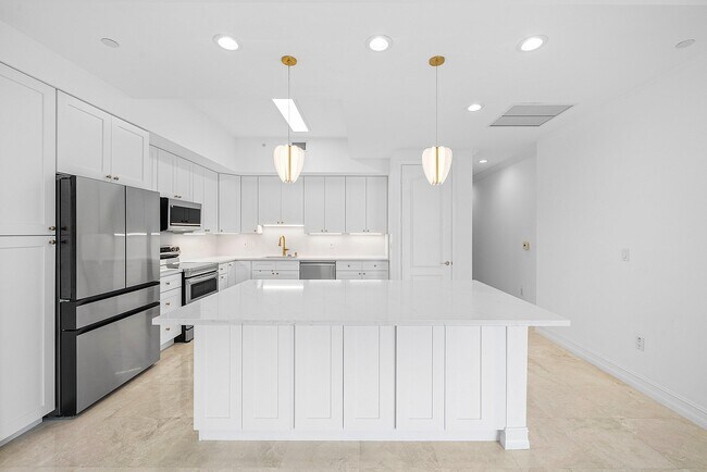 Building Photo - 550 SE Mizner Blvd