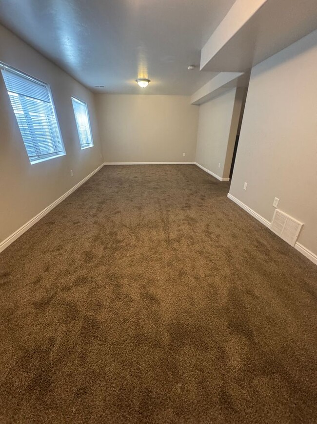 Building Photo - Beautiful Riverton Townhome for rent!